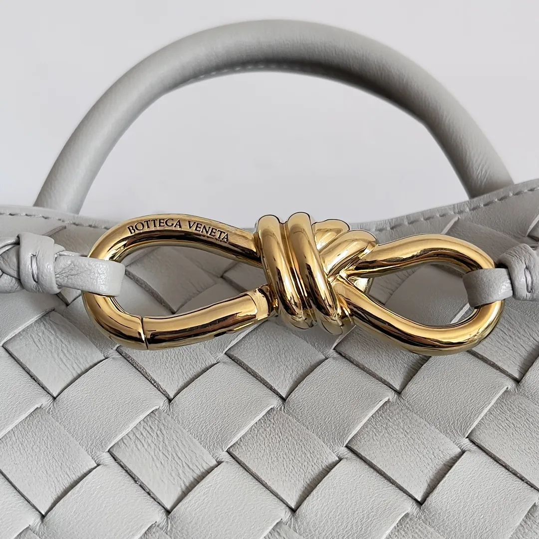 The 2023 new Andiamo batch of 1860 BV has been shipped‼ ️Really popular🔥The new Andiamo woven handbag launched by Bottega Veneta this season is really popular all over the world! ! Celebrities at home and abroad have worn it, and Oscar-winning actress Michelle Yeoh has taken it out on the street. Song Jia, Trai Yara, Yu Feihong, Sanji Ayaka, Rosie Hunting-Whiteley, Yoshioka Riho, etc. have all picked up this bag. It is classic and versatile, showing off its temperament, and the bag capacity is also large, which is very convenient for daily commuting! ! A variety of carrying methods, the shoulder straps can be adjusted by yourself, the original lambskin feels soft and delicate, and the neutral style is made to break gender boundaries and bring a more practical and longer-lasting use experience. Andiamo, which has both elegant and casual styles, perfectly interprets the true appearance of "fashionable old money style". Style number: 743568 Size: 25*22*10.5cm